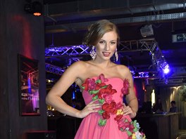 eská Miss Earth 2015 Karolína Maliová v syt rových korzetových atech se...