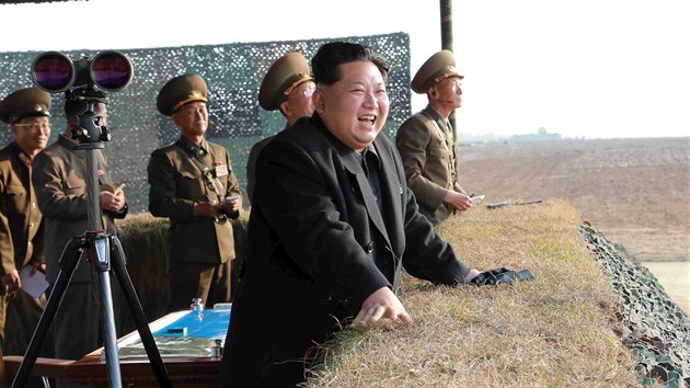 Severokorejsk vdce Kim ong-un na vojenskch manvrech. Nedatovan snmek agentury KCNA