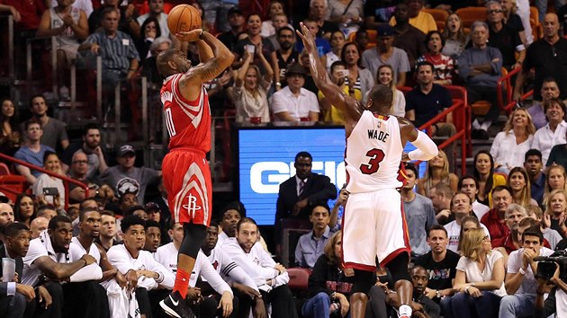 Marcus Thornton z Houstonu stl, blokuje Dwyane Wade z Miami.