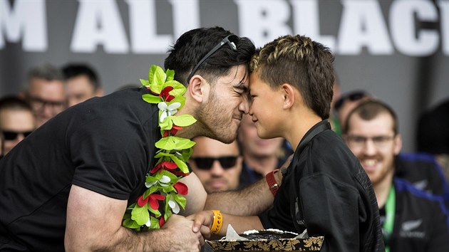 Novozlandsk ragbista Nehe Milner-Skudder potil nosovm pozdravem malho fanouka Kuratiwaku Ngarimua.