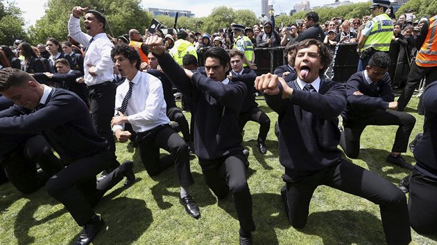 Ragbisty Novho Zlandu vtal cel nrod. A nkolikrt se pitom tanila haka. Pedvedli se i studenti Mount Albert Grammar School.