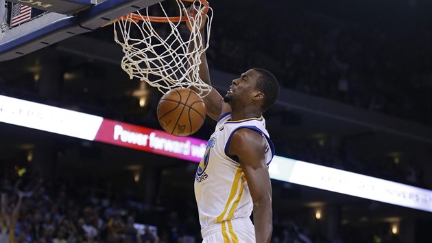 Harrison Barnes z Golden State smeuje v utkn s Los Angeles Clippers.