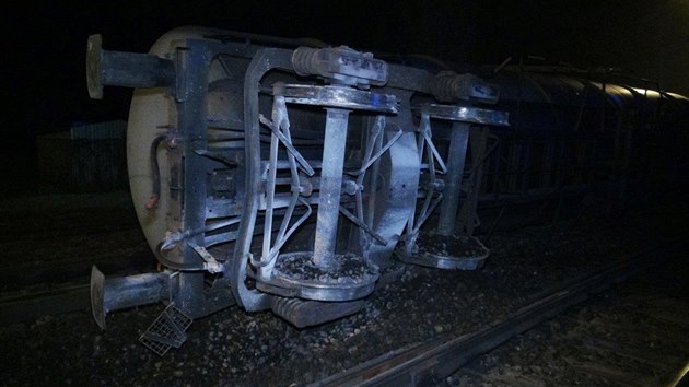 V Dsech u Prahy vykolejily v nedli veer tyi vozy nkladnho vlaku pevejc pavek a naftu(8. listopadu 2015).