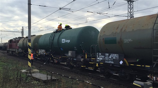 Peerpvn nafty z pevrcench voz vlaku (9. listopadu 2015).