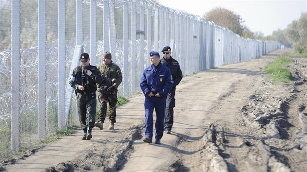 et a slovent policist ste spolu s maarskmi vojky hranici pobl pechodu Rszke (31. jna 2015)