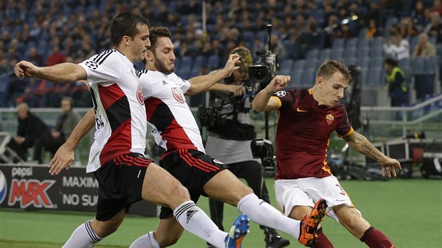 Tm synchronizovan brn dvojice fotbalist Leverkusenu obrnce AS m Lucase Digneho.
