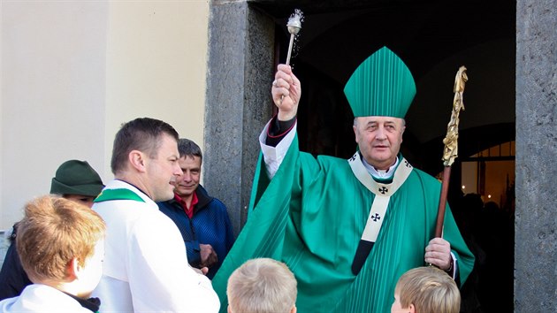 Olomouck arcibiskup Jan Graubner pedal farnkm ve pikch repliku uniktn celodevn monstrance z 15. stolet. (8. listopadu 2015)