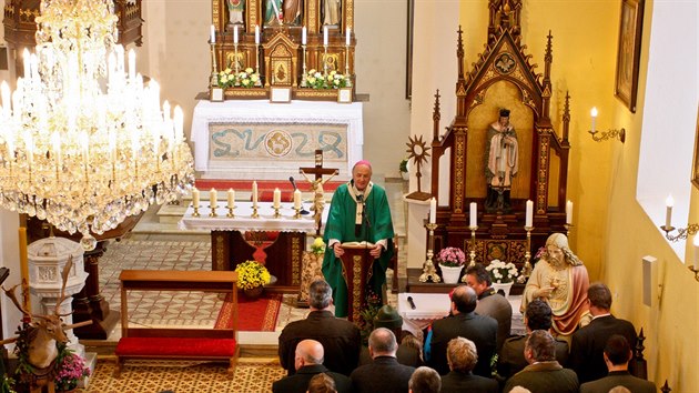 Olomouck arcibiskup Jan Graubner pedal farnkm ve pikch repliku uniktn celodevn monstrance z 15. stolet. (8. listopadu 2015)