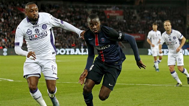 Zlonk PSG Blaise Matuidi (v modrm) v souboji s toulouskm Kana-Byiyikem.