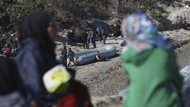 Uprchlci u pobe eckho ostrova Chios (31. jna 2015)