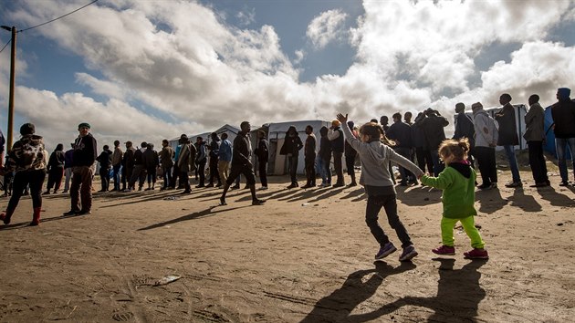 V uprchlickm tboe v Calais ij i destky dt.