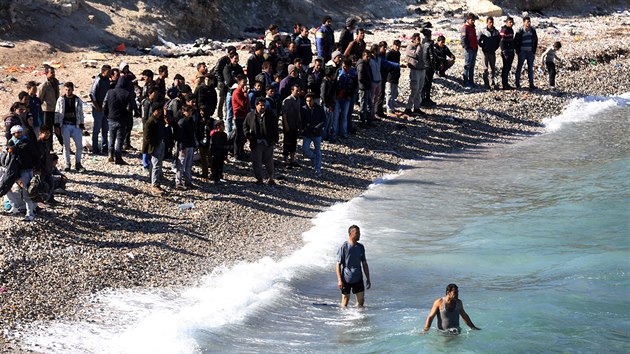 Uprchlci na tureckm pobe sleduj, jak se lid, co mli odjet do ecka, vracej. Jejich cesta byla kvli patnmu poas zruena (3. listopadu 2015).