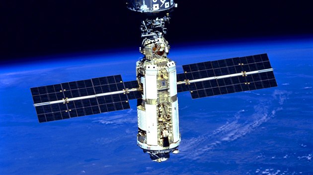 Snmek ISS pozen lenem posdky mise STS-96 z paluby raketoplnu Discovery 70mm kamerou (3. ervna 1999).