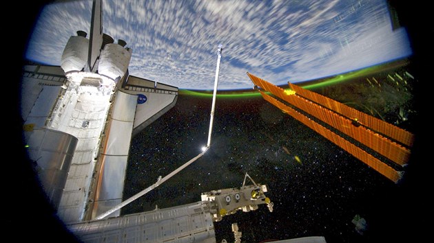 Aurora Australis pi pohledu z Mezinrodn vesmrn stanice pi pohledu podl zakotvenho raketoplnu Atlantis (14. ervence 2011).
