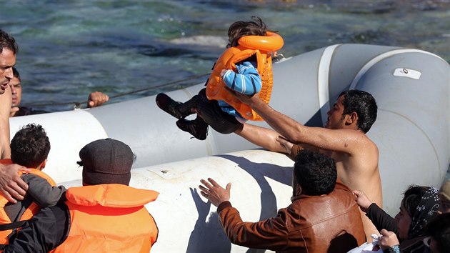 Migranti na tureckém pobeí se naloují do lunu. Jejich cílem je ecký ostrov...