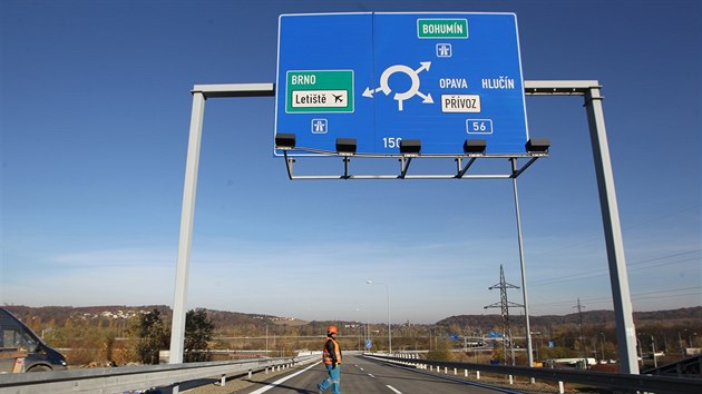 Infoman tabule, nvstidla i znaky na dlninch pivadch v Ostrav-Pvozu u jsou zase platn. (2. listopadu 2015)