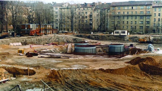 Stavba ikovského televizního vysílae v roce 1986.
