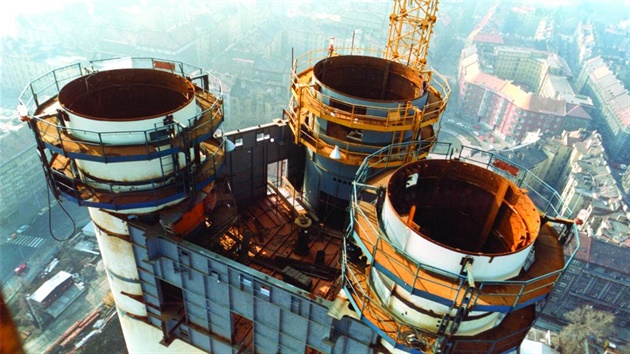 Stavba ikovského televizního vysílae v roce 1988.