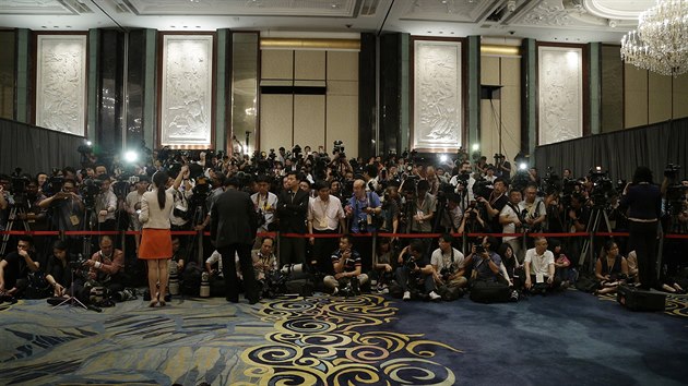 Novini ekaj na prezidenty ny a Tchaj-wanu Si in-pchinga a Ma Jing-ioua v singapurskm hotelu angri-la. (7. listopadu 2015)