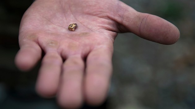 Bulharska se zmocnila zlat horeka. Nkte maj tst a mal zrnka zlata opravdu najdou (25. srpna 2015)