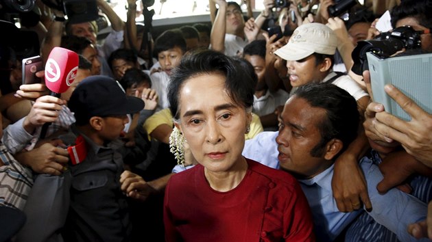 Favoritka parlamentnch voleb V Barm, pedsedkyn Nrodn ligy pro demokracii a dritelka Nobelovy ceny za mr Su ij. (8. listopadu 2015)
