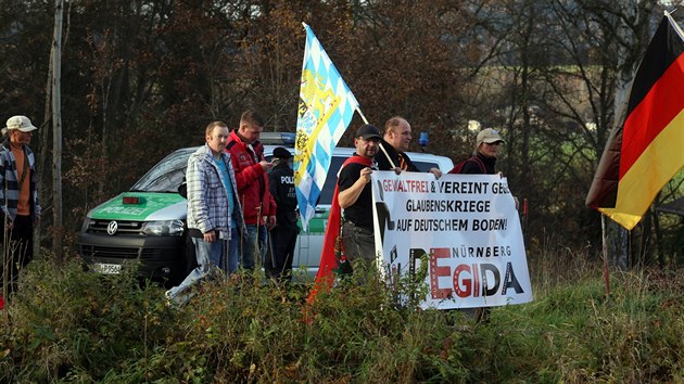 Pznivci hnut Pegida v nmeckm mst Schirnding nedaleko Chebu (8. listopadu 2015)