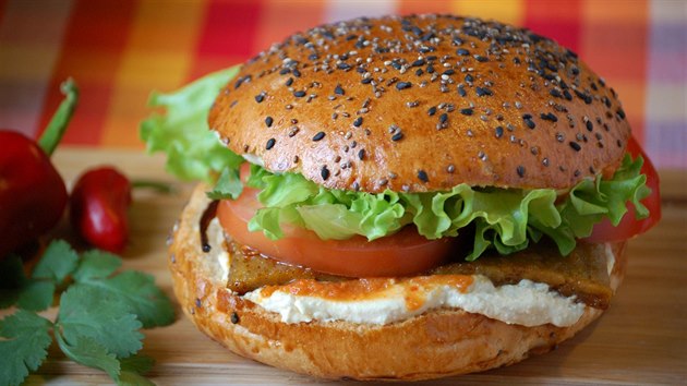 Vegansk burger s opeenm robi pltkem, tofunzou a chilli pastou v pln krse. Svoji vznamnou chuovou roli hraje i erstv koriandr.