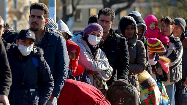 Migranti pekrauj eku Inn na rakousko-nmeck hranici. (1. listopadu 2015)