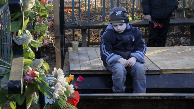 Rusk chlapec Michail vzpomn na svou babiku, kter zahynula na palub ruskho letadla. (5. listopadu 2015)