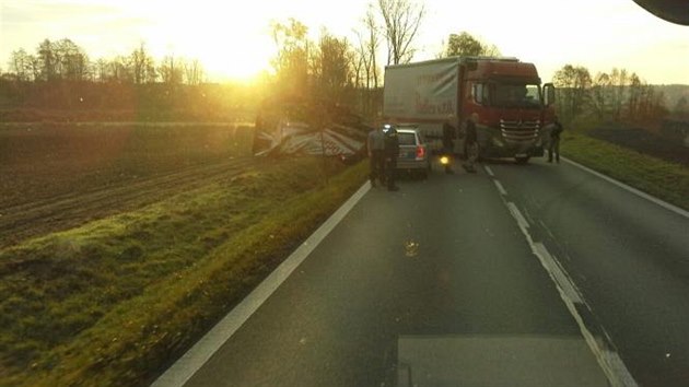 Havarovan kamion na silnici I/35.