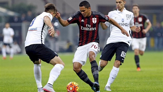 Letn posila AC Milan Carlos Bacca zkou projt pes obrnce Atalanty