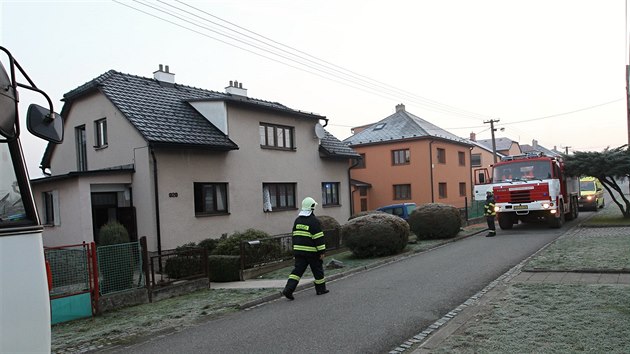 V Poln na Jihlavsku ve stedu rno hoel rodinn dm, ti lid se pi poru zranili.