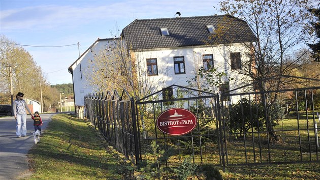 Oblben Bistrot de Papa se pesthovalo do Hornch Dubenek, do domu, v nm ij majitel Eva a Rmi Decroix.