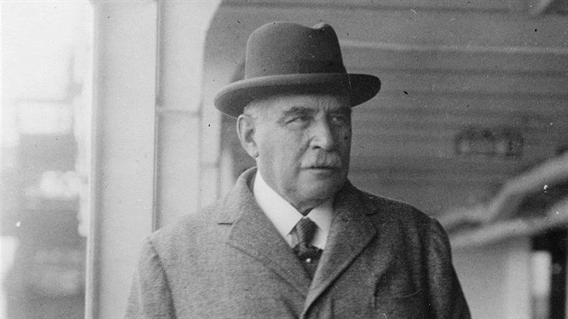 John Pierpont Morgan na snmku z roku 1933, kdy se rozhodl odejt na odpoinek do Anglie a svou banku pedal synovi Gillonovi.