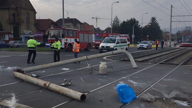 Kamion naboural v ulici Generla iky a pevrtil se na tramvajov koleje (4.11.2015).