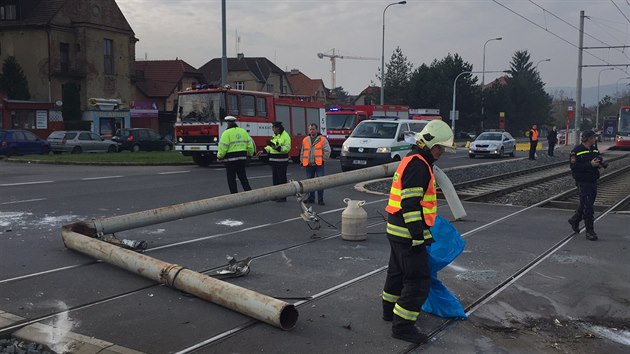 Kamion naboural v ulici Generla iky a pevrtil se na tramvajov koleje (4.11.2015).