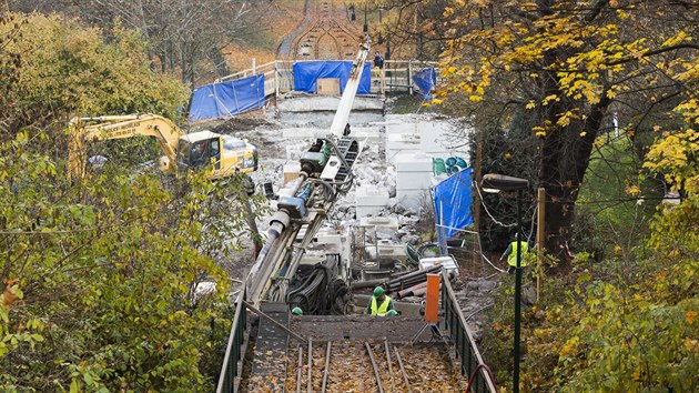 Od z probh rekonstrukce lanov drhy vedouc na Petn. Zatm byly demontovan koleje, odbouran cel mostn konstrukce a nstupit a probh prbn odvoz sut (6.11.2015).