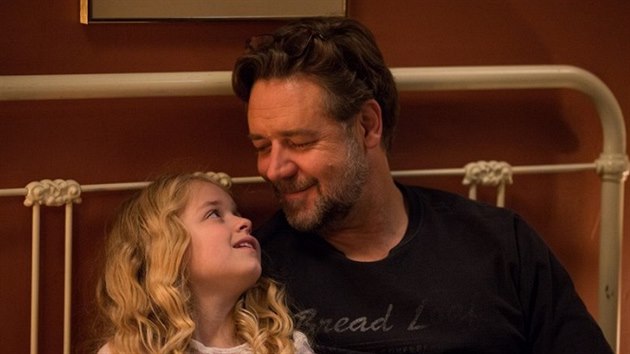 Z filmu Otcov a dcery (Kylie Rogers, Russell Crowe)