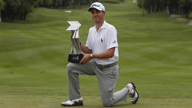 Justin Thomas s trofej pro vtze na turnaji PGA v Kuala Lumpur.