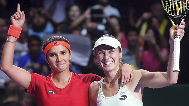 Sania Mirzaov a Martina Hingisov po triumfu na Turnaji mistry v Singapuru.
