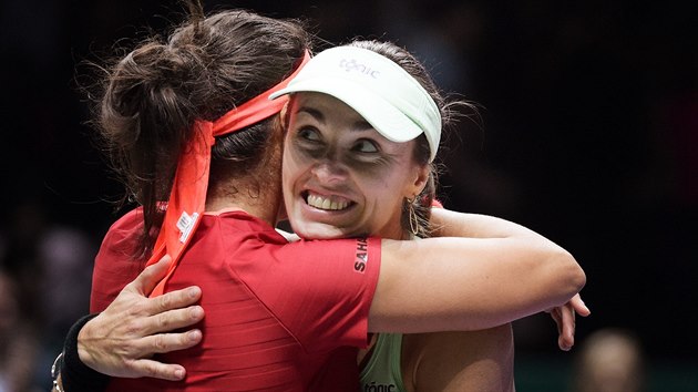 Sania Mirzaov (zdy) a Martina Hingisov po triumfu na Turnaji mistry v Singapuru.
