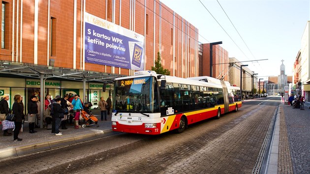 Zastvka v centru Hradce u Atria se zase propad (3.11.2015).