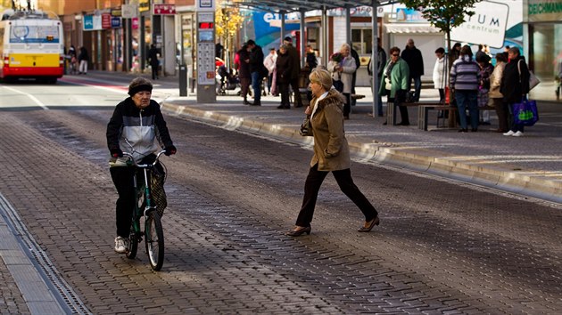 Zastvka v centru Hradce u Atria se zase propad (3.11.2015).