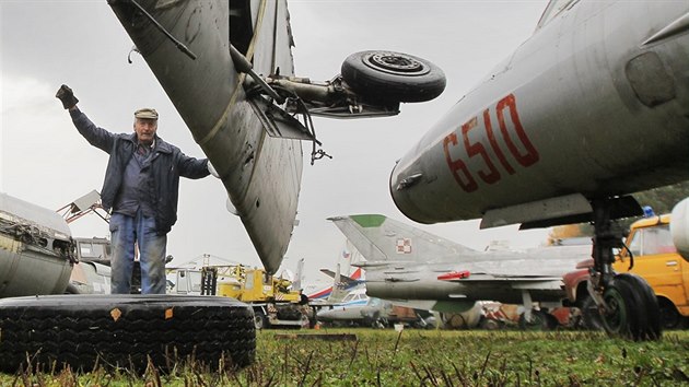 Sthaku MiG-17 pivezl do Zrue kamion. Jednotliv dly pak sloil jeb. (9. listopadu 2015)