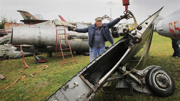 Sthaku MiG-17 pivezl do Zrue kamion. Jednotliv dly pak sloil jeb. (9. listopadu 2015)