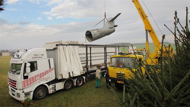 Sthaku MiG-17 pivezl do Zrue kamion. Jednotliv dly pak sloil jeb. (9. listopadu 2015)