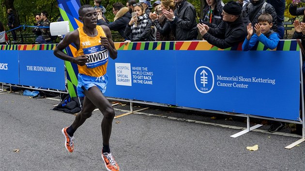 Kean Stanley Biwott se bl do cle maratonu v New Yorku.