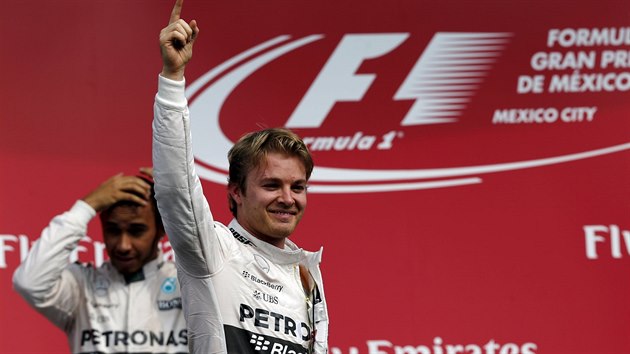 Nico Rosberg (vpravo) se raduje z triumfu ve Velk cen Mexika formule 1. Jeho stjov kolega  Lewis Hamilton skonil druh.