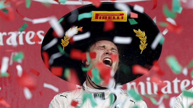 Nmeck pilot Nico Rosberg ze stje Mercedes se raduje z triumfu ve Velk cen Mexika formule 1.