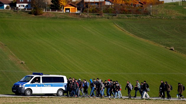 Nmeck policie doprovz k registraci uprchlky, kte pekroili rakousko-nmeckou hranici (1. listopadu 2015).